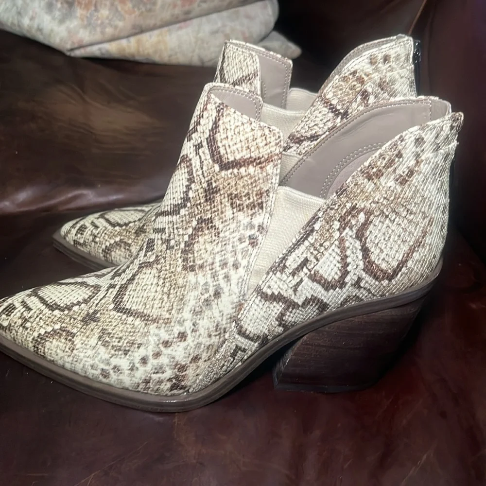 Vince Camuto Snakeskin Ankle Boots size 8M - Picture 5 of 8
